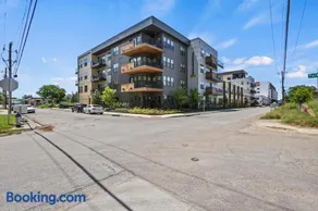 Cozy Urban Stay Near Airport, Gym and Parking NEW - Image 1