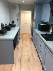 Luxury Refurbished 2 Bedroom Regency Apartment - Image 4