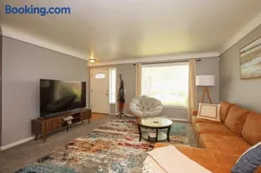 Maple Heights 3BR Cozy and Spacious - Image 2