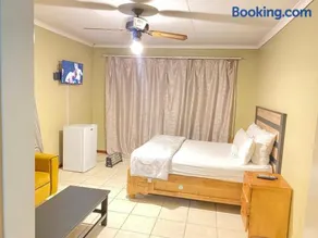 c and c guest house pretoria north - Image 1