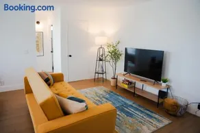 1 Block from Beach - Steps from Restaurants & Shops - Image 5