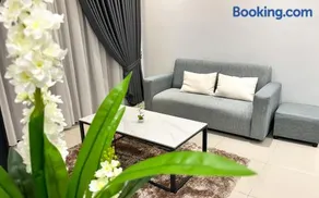KLIA Luma Loft Homestay-Near KLIA & Sepang Circuit-3BR fully Aircond-Balcony-Fast WiFi-Netflix-2 Free Parking - Image 4