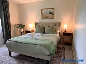 Cozy 3 bdr Retreat in a Prime location - Image 2