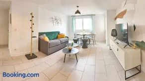 Éclat Doré Bondy Suites Free Parking - Image 2