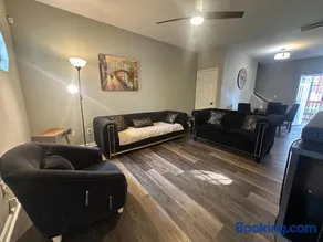 Basic 4 bedrooms with 6 beds 15 min from downtown sleeps 9 Adults comfortably for Work crews and Large groups - Image 1
