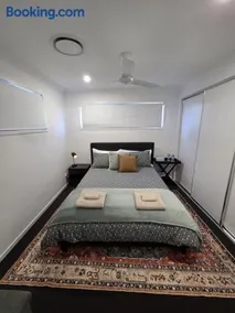 Private Room with Queen Bed & Bathroom - Image 1