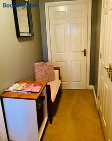 Modern ground floor apartment with free parking very near centre - Image 4
