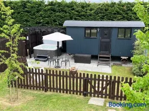 Shepherds Hut with Hot Tub - Image 1