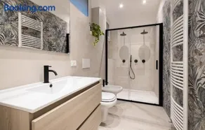 Lake view with Aircon - 5 minutes from the beach! - Image 2