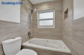 Private Room in Spacious 3-Bedroom Home - Image 5