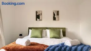 Cambridge CB23 Townhouse 4 Beds with Free Parking ! Wifi - Image 2