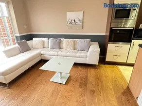 Lovely 4 Bedroom Town House in Sittingbourne 7 beds - Image 2