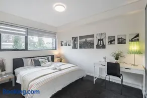 King bed Apt Study Homebush Sleeps 3 - Image 2