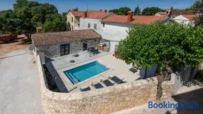 Rustic villa Dvori with outdoor pool in Porec - Image 2