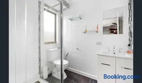 Spacious 4 Bedroom Family Home in Prime Location - Image 3