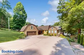 Lovely Lakefront Home Sleeps 6 Firepit Dock Grill - Image 3