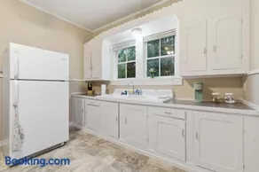 Cozy 1BR Cottage w Kitchen & Laundry - Image 2