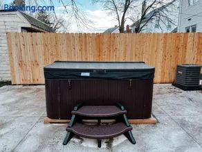 Large 4 Bedroom Recently Renovated With Hot Tub - Image 2
