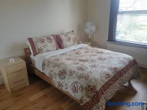 London Luxury Apartments 1min walk from Underground, with FREE PARKING FREE WIFI - Image 2