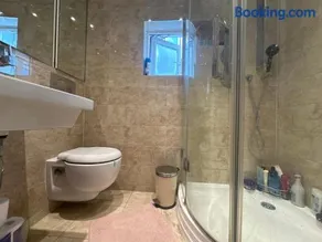 A lovely guest room in West London - Image 2