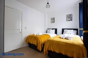 House in the heart of Reading Contractors welcome - Image 4