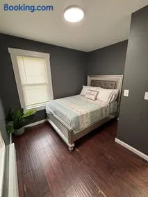 Modern 2BR Near CMMC and downtown - Image 5