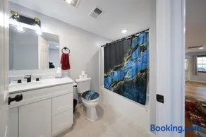 Brand-new 4BR, Sleeps 10, Treadmill, Piano, Free Boat Parking, Close to the Lake! - Image 2