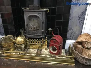 BEAUTIFUL TERRACE COTTAGE HOME, 3 BEDROOM HOUSE near Alton Towers, LEEK Centre, Peak District on doorstep - Image 3
