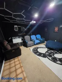 HotTub-MovieTheater-Gameroom - Image 3