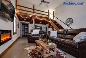 The Den at J-Barn - Secluded Retreat - Image 5