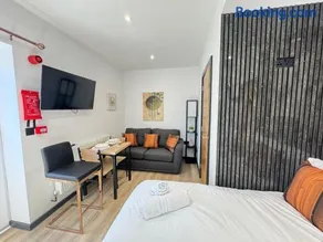 Stylish Modern Studio, Hotel-Quality Stay - Image 4
