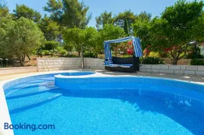 Waterfront villa with pool - Image 2