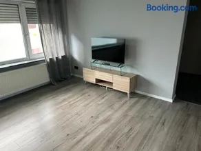 Gemütliche Ferienwohnung mit 1 Schlafzimmer, Wohnzimmer mit Schlafcouch & voll ausgestattete Küche - Image 2