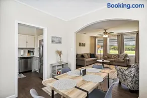 Blue Cove Retreat - 3 Bedroom wPrivate Pool. Sleeps 6. Quiet Community Close to Fishing Marinas. - Image 3