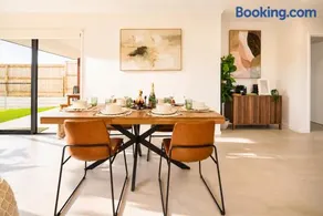 Pet Friendly Family Escape with big Yard - Sleeps 8 - Image 2