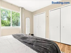 Spacious 1BR [End Unit] in the Heart of Roseville - Image 2