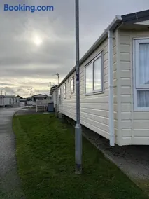 Sleeps 8 guests lovely 3 Bedroom Golden Gate Towyn - Image 4