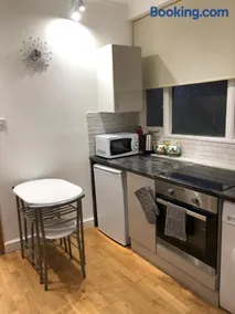 Modern Apartment in Twickenham Highstreet - Image 5