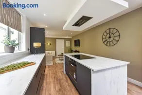 Modern Two Bed with En-Suites and Private Parking - Image 1
