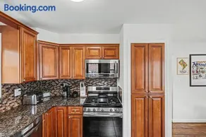 Stay in Historic Alexandria's Chic 4BR-5 Beds Home - Image 5