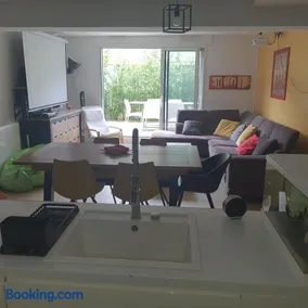 Jolie suite parentale, chambre et salle d'eau, avec son coin de verdure à 5 minutes à pied du centre ville - Image 2