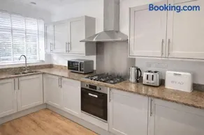 Charming Cottage in Old Windsor - Near Heathrow Airport & Lego Land - Image 2