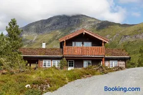 Large Mountain Lodge Stryn - sleeps 16 guests - Image 2