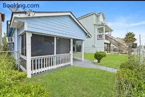 Cozy Galveston House, 5 beds and 2mi to Beach - Perfect for Groups, and Family and Friend's Gatherings - Image 2