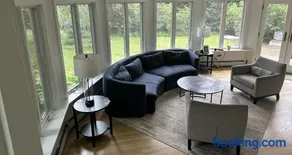 5BR World Cup Home Base, Upscale Neighborhood, 25mins to Gillette & Boston - Image 4