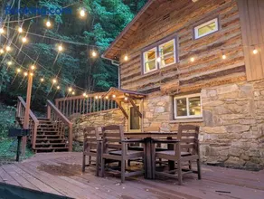The Elk's Apple Grove, Lower Suite, Real Log Cabin - Image 1