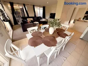 Coastal Retreat, Spacious Home with EV Charging, Alfresco, Parking & WiFi - Image 3