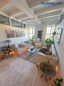 Modern and spacious home - Image 2