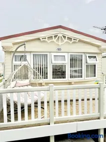 2 bedroom cosy caravan, Sealands - Image 2