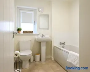 3-Bed House Sleeps 7 with Parking & Garden - Image 3
